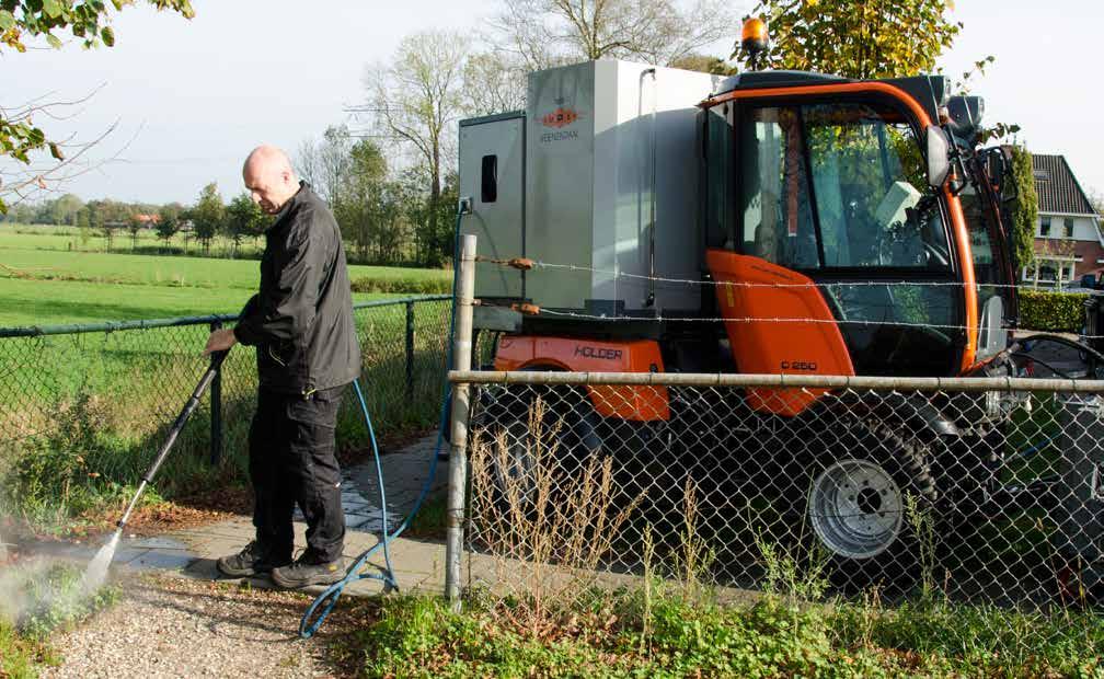 02 DUURZAME HEETWATERTECHNIEK 03 VAKMANNEN IN HART EN NIEREN Empas is sinds 1999 specialist op het gebied van onkruidbeheer met heet water.