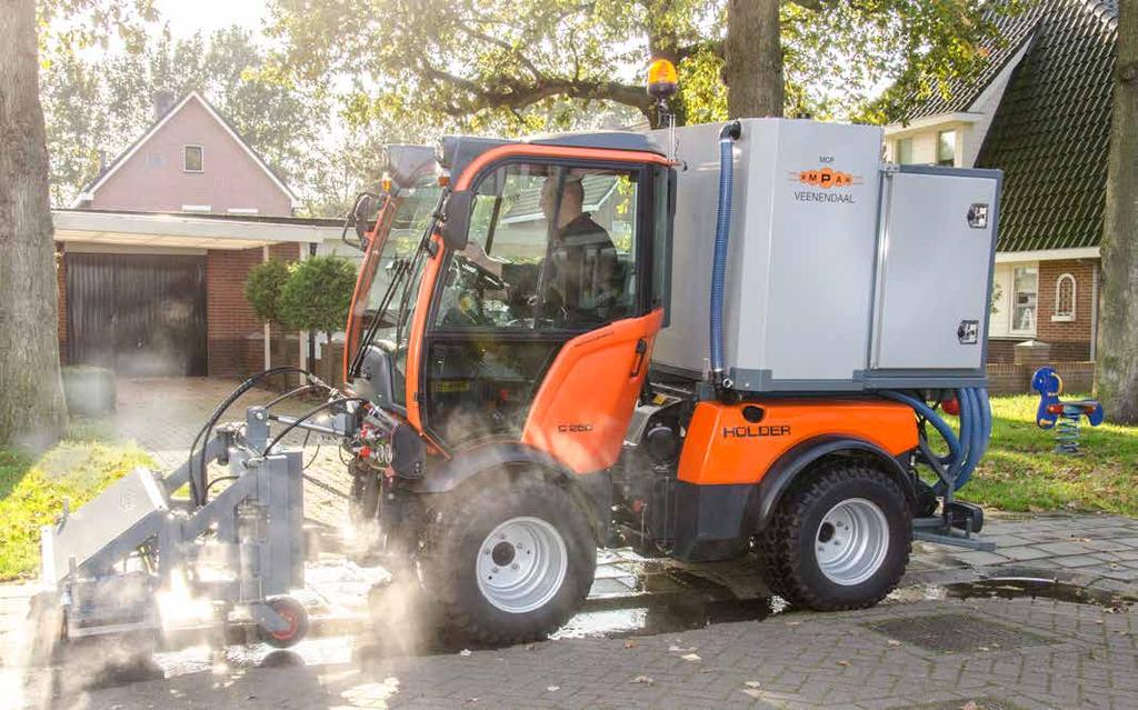 De combinatie met een knik-werktuigdrager maakt de inzet zeer flexibel. Voor behandelingen rondom palen en verkeerszuilen is de MCP ook geschikt.