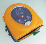 Open het Pad-Pak bakje en de beschermende verpakking van defibrillatiepads niet tot de tijd is aangebroken dat ze op een patiënt moeten worden aangebracht. Druk op de AAN-knop.