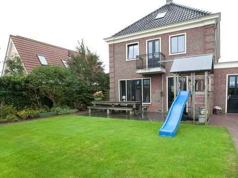 Aan de achterzijde zijn twee slaapkamers gesitueerd met uitzicht over de diepe achtertuin.