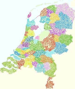 Tussen die knooppunten lopen in beide richtingen bewegwijzerde verbindingsroutes.