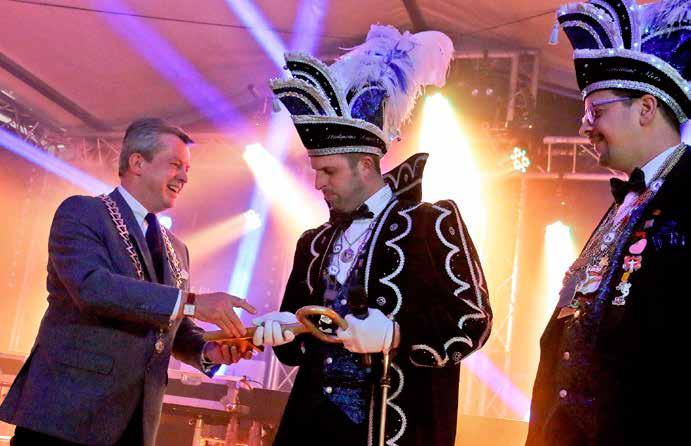 Ten overstaan van een tot de nok gevulde tent vol carnavalsvierders en hoogheden van de Haaksbergse carnavalsverenigingen, overhandigde burgemeester Kok de sleutel aan Prins Daniël van HKV De