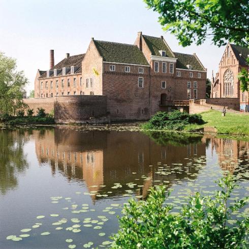 In het oude stadsdeel van Woerden zijn diverse historische en culturele elementen bewaard gebleven.