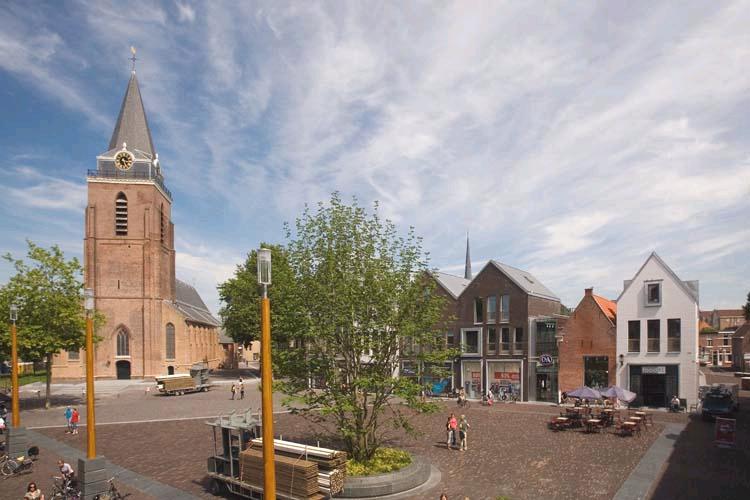 Woerden is door haar centrale ligging aan de voet van Rijksweg A-12 en met directe verbindingen per trein naar Amsterdam, Utrecht, Den Haag en Rotterdam goed bereikbaar.