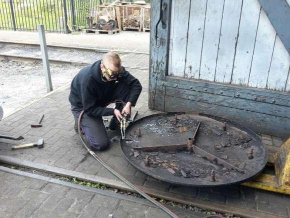 10 april 2017: de oude rookkastdeur van loc LTM 26 wordt van bruikbare