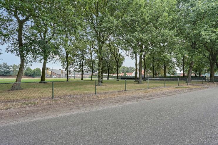 De bering is opgetrokken uit spouwmuren van bakstenen, vloer van beton, onbeschoten kap en het dak is gedekt met deels gebakken mulden pannen en deels met asbesthoudende golfplaten.