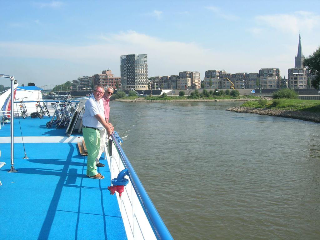 Wij zijn aan boord gebleven. We zien Doesburg achter ons vervagen.