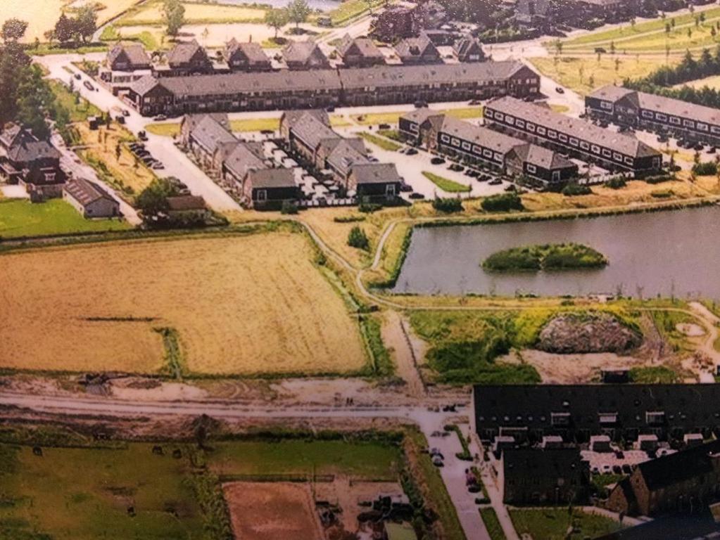 2. BESTAANDE SITUATIE 2.1. Algemeen In dit hoofdstuk wordt ingegaan op de bestaande situatie in het plangebied. 2.2. Ruimtelijke karakteristiek plangebied en omgeving Het plangebied is in de bestaande situatie een terrein in ontwikkeling.