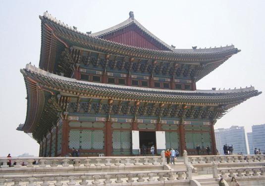 9 Foto 15 Guenjeongjeon, de troonzaal van het belangrijkste paleis van Korea. Dit is een van de weinige gebouwen die de Japanners tijdens de bezetting lieten staan Opdracht 6 Lees tekst 13.