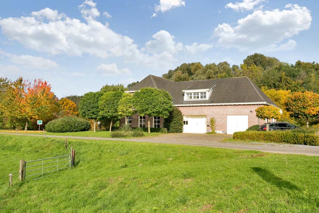 TE KOOP Heerewaarden, Huizendijk 4 Riante villa op royaal perceel en met uitzicht op de Maas.