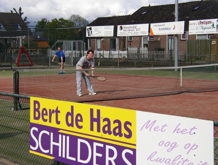 Sponsorbord Net als bij andere sportcomplexen hangt er ook bij de Kersenplukkers een behoorlijk aantal sponsorborden.