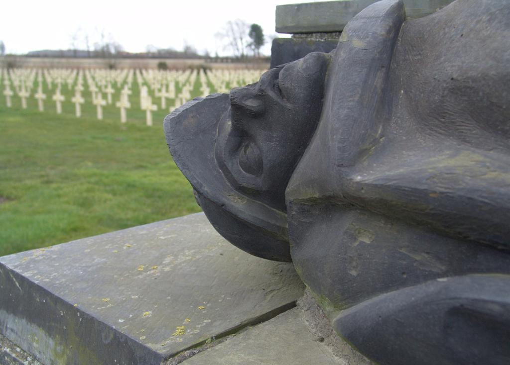 De moderne calvarie aan de ingang werd in 1968 opgesteld en is van de hand van de Franse kunstenaar Jean Freour. Ze verwijst naar de vele Bretoenen die in de regio rond Ieper zijn gevallen.