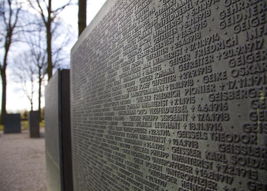 De Britse begraafplaatsen en monumenten zijn alom tegenwoordig en af en toe komt men ook een Franse of Belgische militaire begraafplaats of monument tegen.