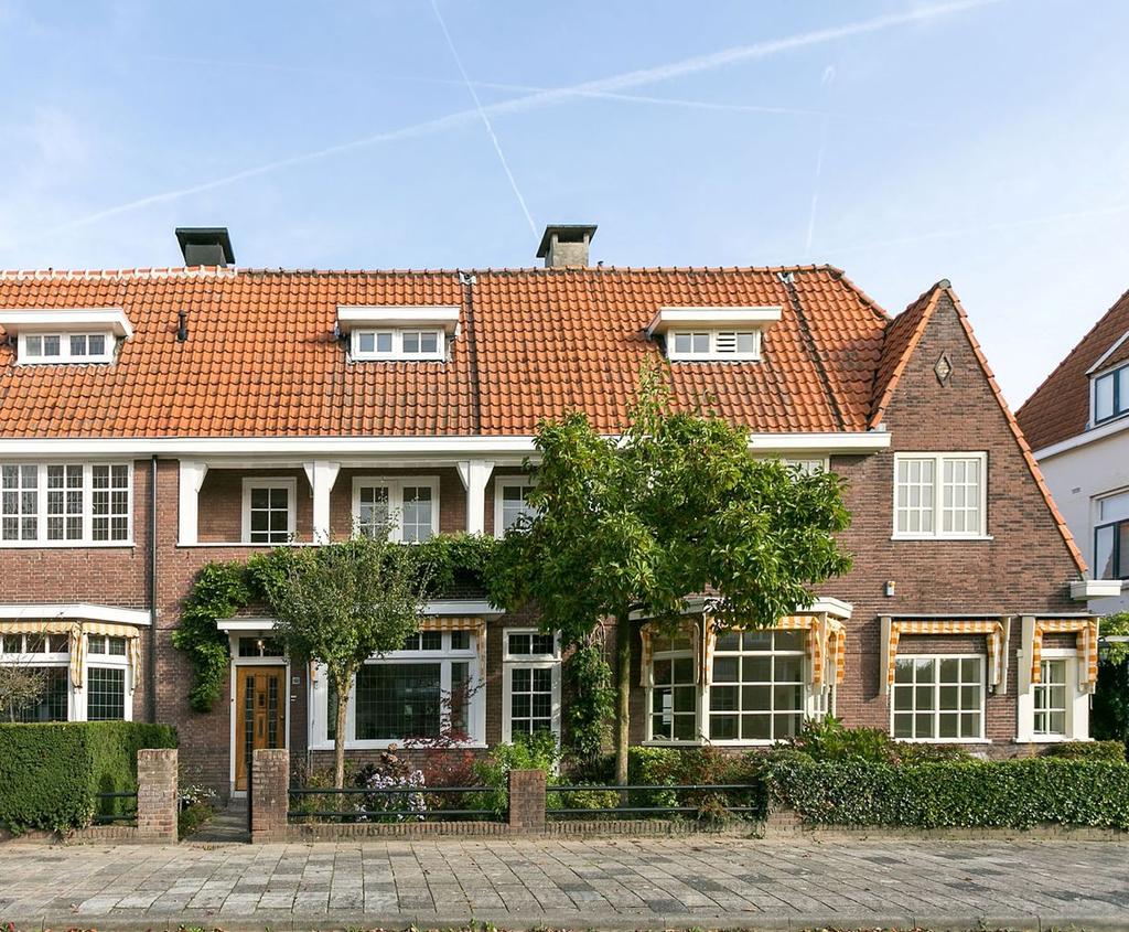 Riante erkerwoning met ruime tuin TE KOOP: