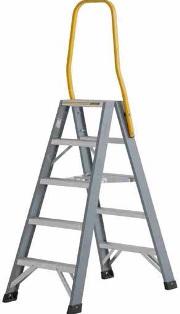 WERKEN OP HOOGTE MET LADDERS EN TRAPPEN Een val van een ladder of trap geeft