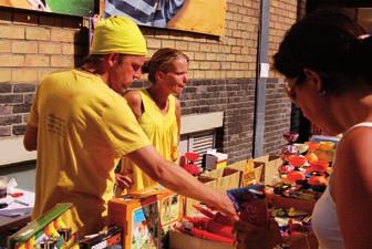 t Gele Eendje Circuswinkel doorlopend Circuswinkel t Gele Eendje brengt circusmateriaal mee. Je kan (bijna) alles ter plaatse kopen of gewoon even uitproberen.