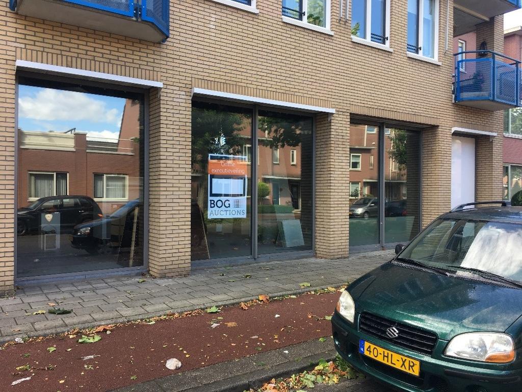 Kalter 7 en 9 Omschrijving Het (onder)appartementsrecht, rechtgevende op het uitsluitend gebruik van de winkelruimte met toebehoren gelegen op de begane grond, plaatselijk bekend Kalter 7-9 (blijkens