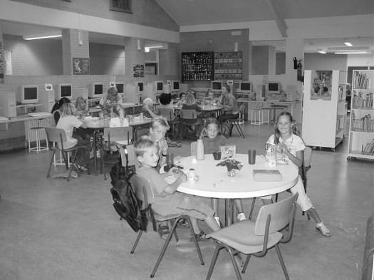 OUDERWERKGROEP LUIZENCONTROLE Sinds een aantal jaren is er op onze school een ouderwerkgroep luizencontrole ingesteld. Na elke vakantie controleren deze ouders alle leerlingen op hoofdluis.