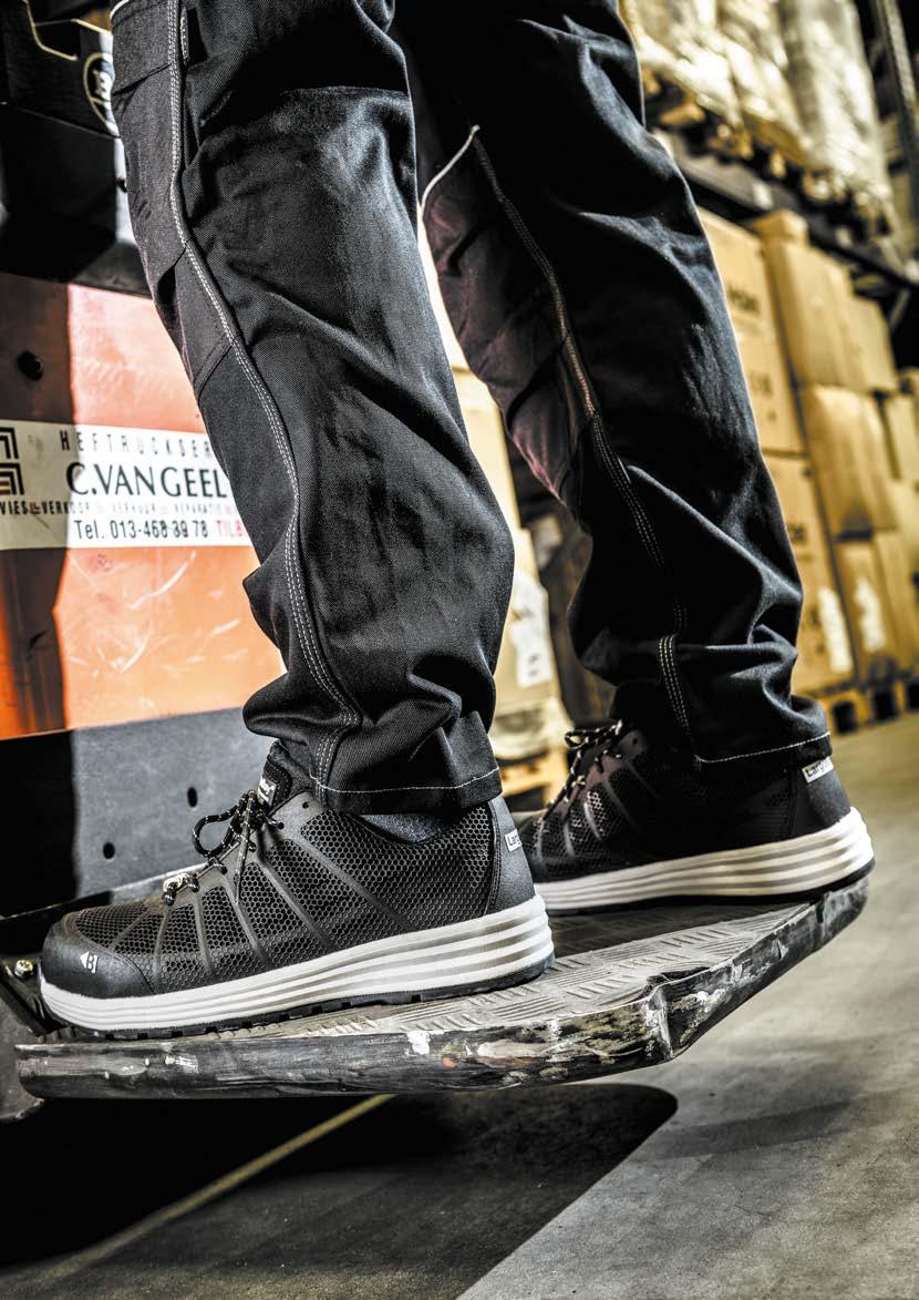 Largo Bay Black modellen maken gebruik van de laatste ontwikkelingen in sport/outdoor schoeisel. Het bovenwerk is gemaakt van injection moulded polyurethaan uit één stuk, zonder stiksels.