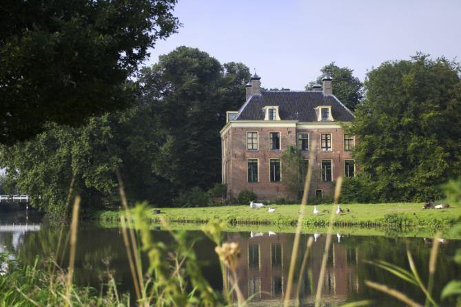 is uniek gelegen aan de Kromme Rijn, in de bossen, op nog geen 5 km afstand van Utrecht. Het hostel bestaat uit drie gebouwen.