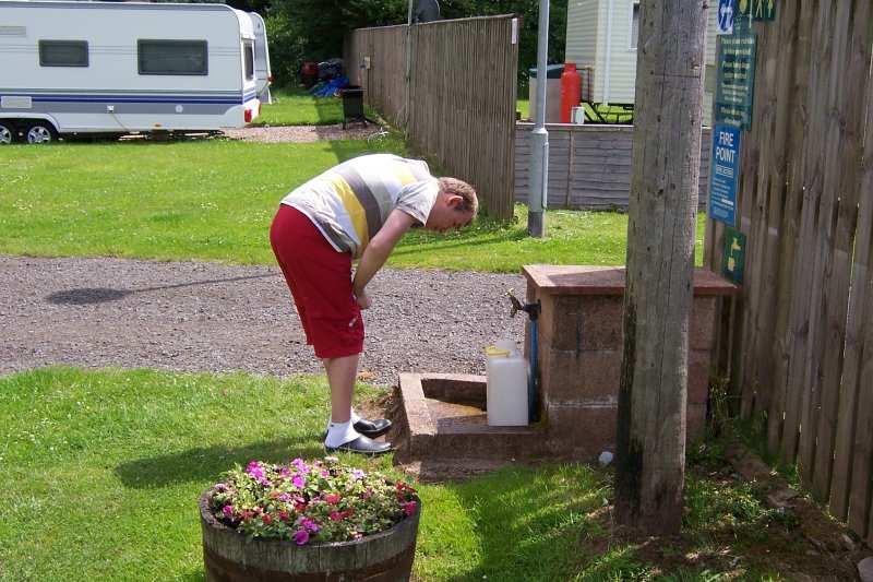 De tijd gaat snel! Woensdag 29 juni We bleven op deze camping. We gingen aan het eind van de middag naar Jedburgh, we moesten nog boodschappen doen.