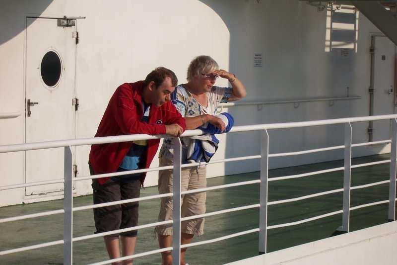 Eerst lekkere fish and chips eten aan boord Ook een stukje meloen, Pa?