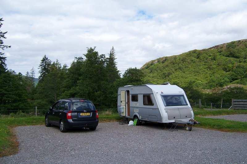 Langs de weg stonden heel veel prachtige gele bremstruiken. We reden richting Kyle of Lochalsh. We namen voor drie nachten een kleine camping bij Shiel Bridge aan Loch Duich.