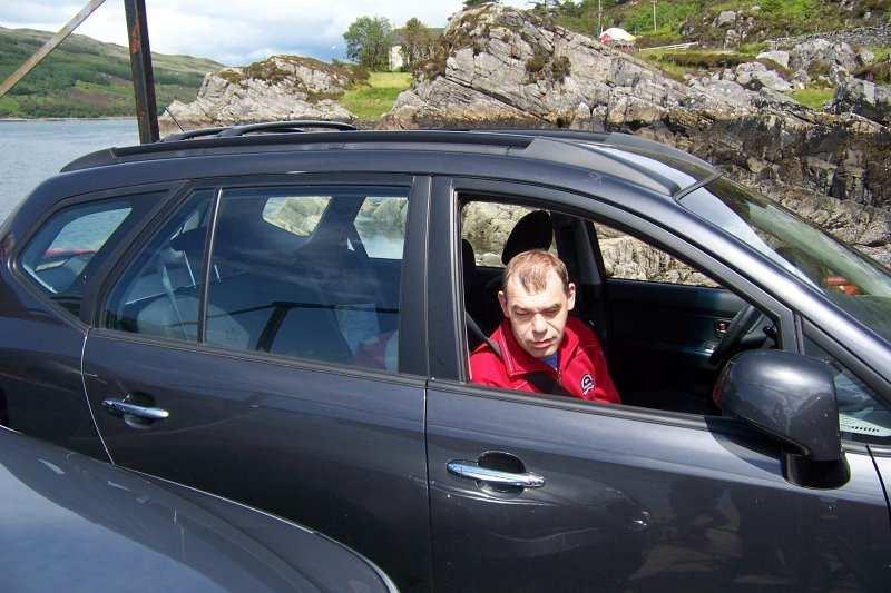 Aan de rechterkant stonden al twee auto s en wij moesten er pal naast gaan staan. Toen kon ik er niet meer uit!