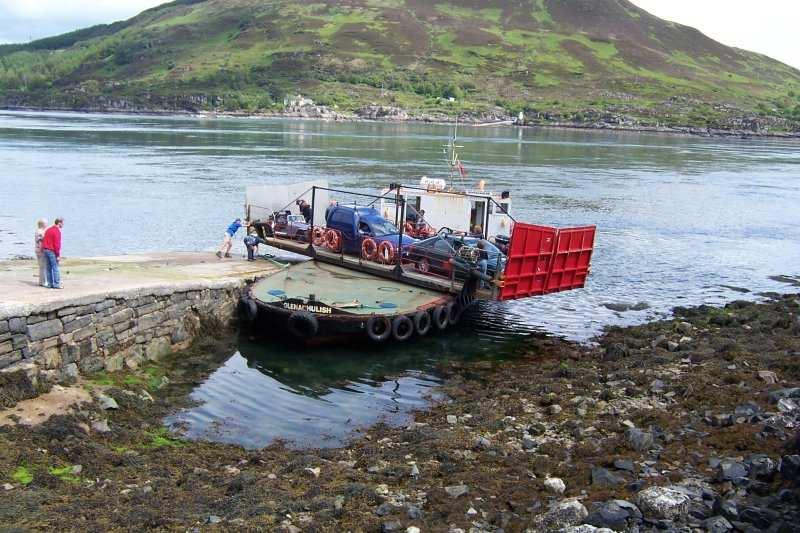 Aan de overkant van Loch Al kon mijn vader parkeren en daar kon ik nog gaan kijken hoe deze boot werkte. De boot heeft een draaibaar rijdek. Dit dek ligt bijna dwars op de boot als je er op rijdt.