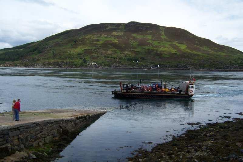 Toen ongeveer 15 jaar geleden veel verder weg de brug van het vaste land naar het eiland Skye gereed kwam, werd deze veerboot aan de lokale bevolking verkocht.