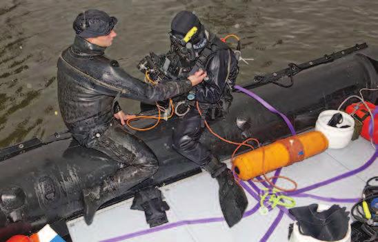 282 Noodhulpteams. Een marineschip is altijd in staat om (nood)hulp te verlenen.