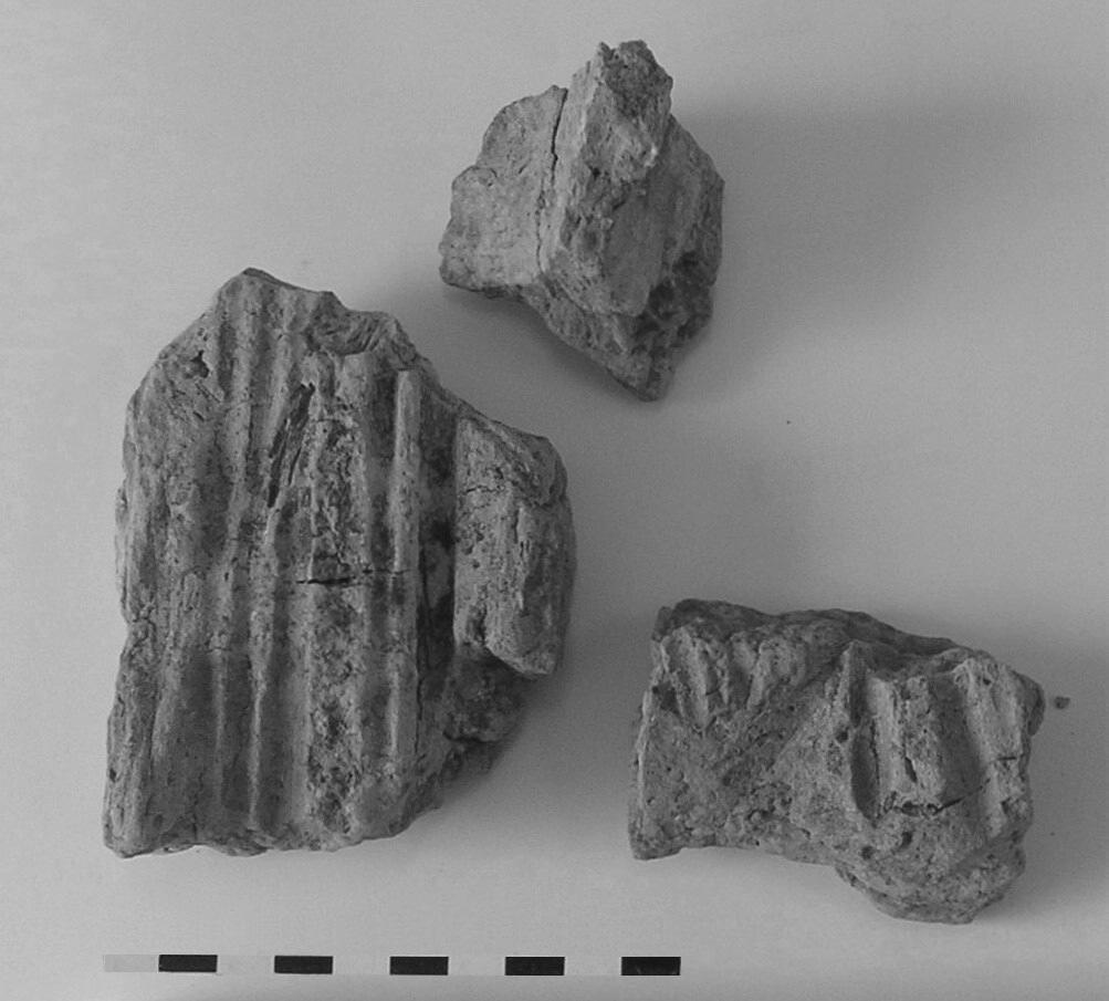 70 Aardewerk vrijwel identieke fragmenten kan er één (nr. 9) gedateerd worden aan de hand van de context, en wel rond het begin van de jaartelling. Huttenleem Fig. 4.15.