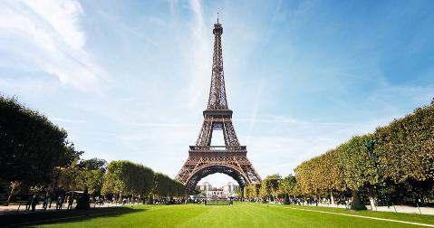 PERFECT GELEGEN OM PARIJS TE ONTDEKKEN Volwassene Kind (3 t/m 11 jaar)* Magische dagtour door Parijs Stadsrondrit + rondvaart + bezoek aan het Louvre Museum of de Eiffeltoren (1)(2) Geniet van een