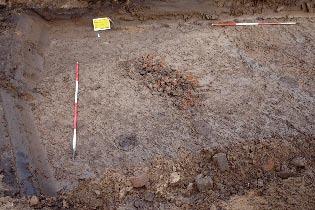 Bovendien werd zowel aan de westzijde als aan de oostzijde beschoeiingswerk in de vorm van constructies van dennenhout haaks op de oever gezien.