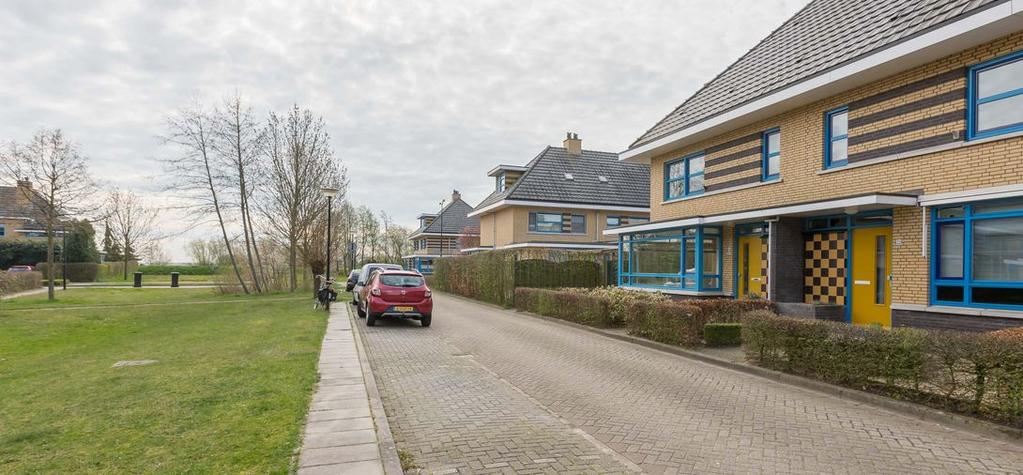 Gelegen in het Eemdal Heerlijk lichte en in 1999 gebouwde eengezinswoning type hoek met royale erker op de begane grond. Gelegen in het Eemdal, nabij uitvalswegen en natuur bij rivier de Eem.