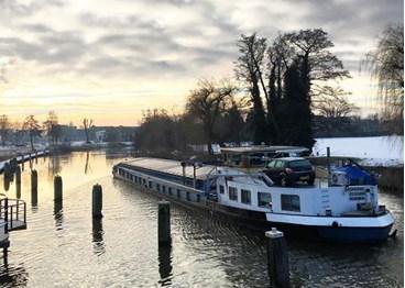 Om beide oevers en kwaliteiten meer met elkaar te verbinden wordt een extra loopbrug over de Oude IJssel gerealiseerd ter hoogte van de IJsselkade; met een iconische uitstraling!