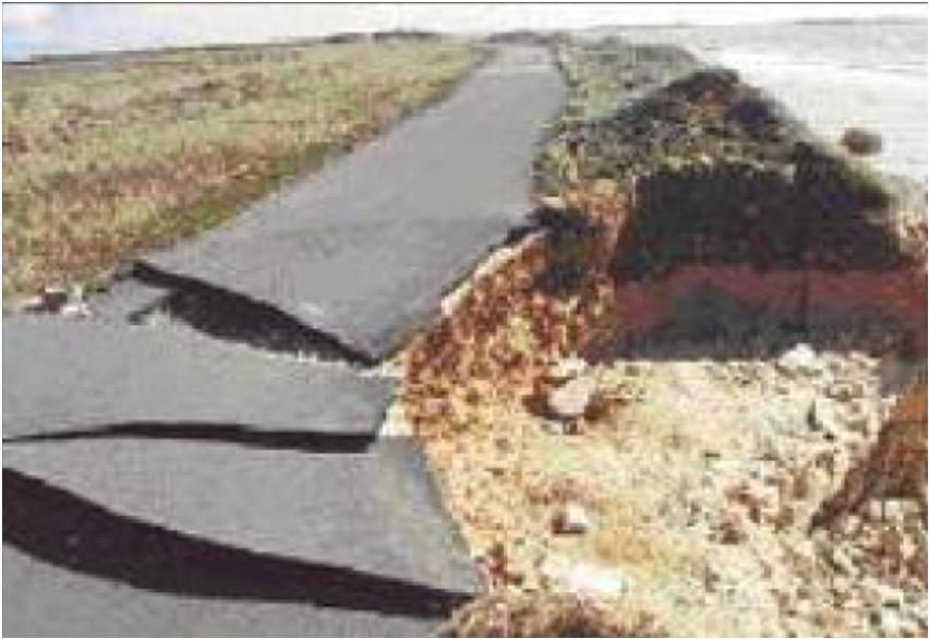 4 schade bij de overgang van een asfaltweg en een dijk (Kolen et al.