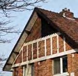 Hoe hoger de rang van de bewoner waarvoor het huis was bestemd, hoe zorgvuldiger de cottagedecoratie was uitgewerkt.