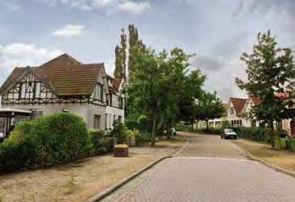 De eenvoudige architectuur van de drie- en vierwoonsten rond het plein en aan de aansluitende gebogen straten stralen minder samenhang en geborgenheid uit.