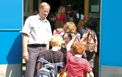 De leerplichtambtenaar heeft contact met de school en stelt direct een onderzoek in als er een melding is dat een leerling zonder toestemming wegblijft.