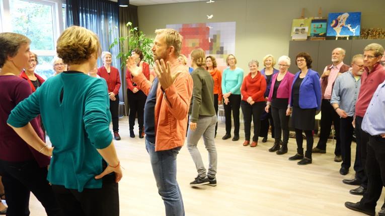 6 In Nyenrode Breukelen wordt het onderzoek de kracht van zingen gepresenteerd voor Stichting Kanker in Beeld betreffende het effect van zingen op de kwaliteit van leven.