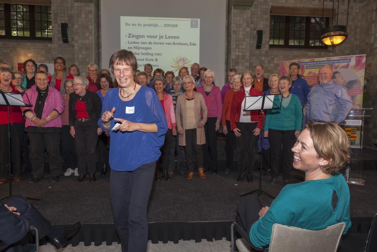 In december zingen we ingetogen liederen op de kaarsjesmiddag in de Stevenskerk te Nijmegen, een bijeenkomst voor alle zieken. Laat het licht voor een ander schijnen.