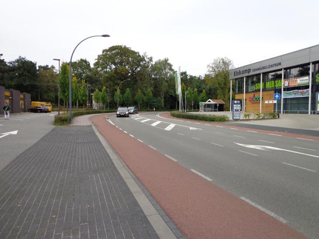 Huidige situatie. Alternatief scenario 2 Een tunnel die naar het westen afbuigt vanaf de Elspeterweg en ter hoogte van de Industrieweg het spoor kruist. De weg vervolgt in noordelijke richting.