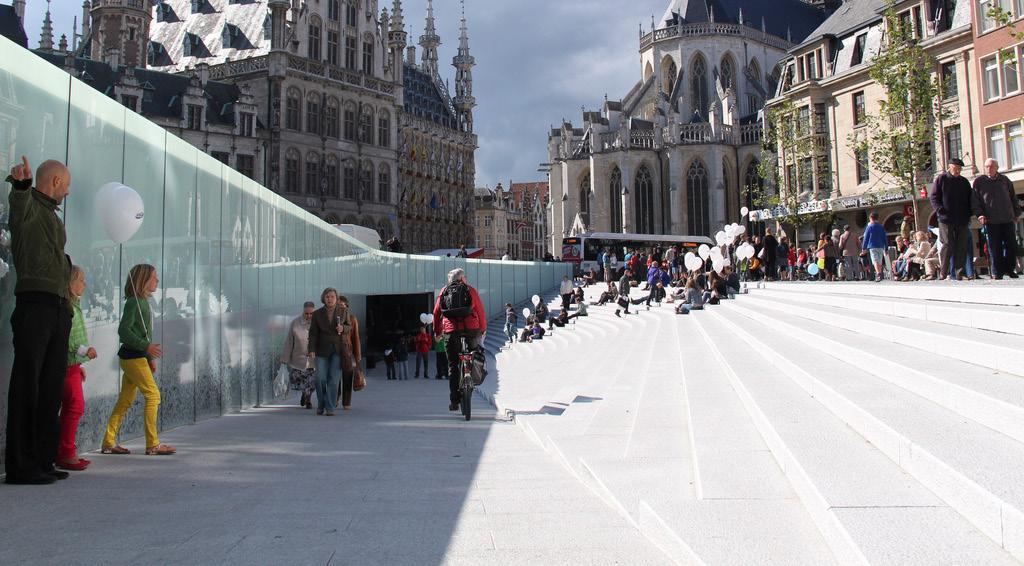 Een voetgangerstunnel tussen het Stationsplein en het Veluwetransferium, met een aftakking naar het stationsgebouw, zorgt dat fietsers en