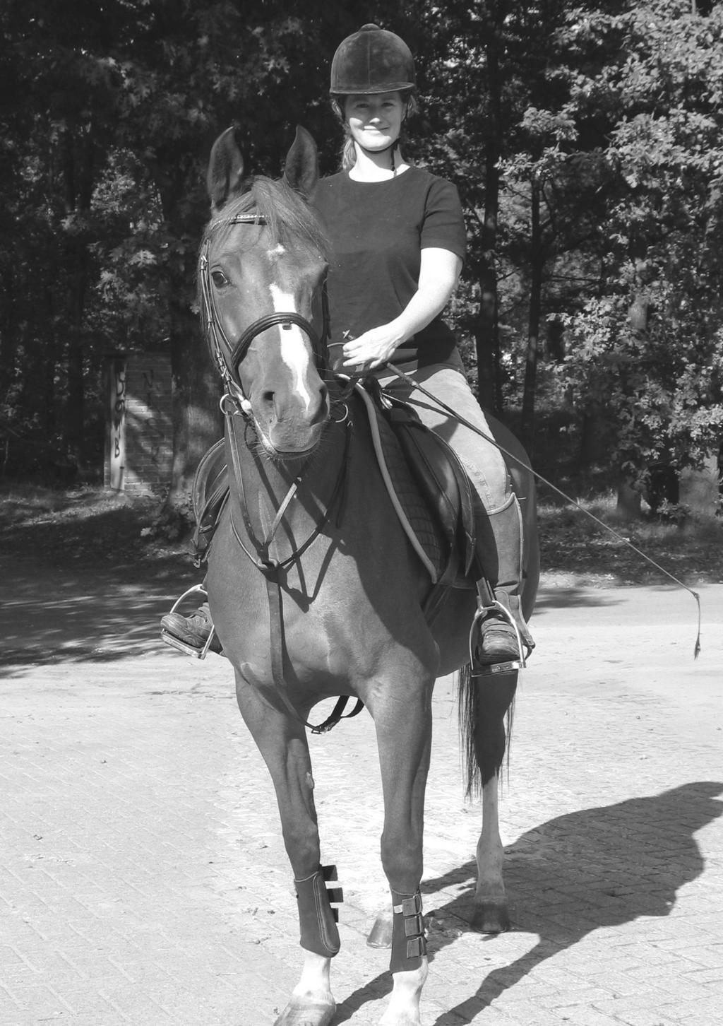 Loes en Friendly Ze is echt een grappig paard, ze heeft humor Op een hete zondagmiddag na een bezwete buitenrit kom ik Loes en Friendly tegen op stal.