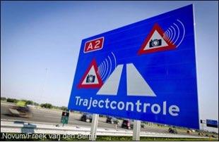 Bereken de lengte van één rondje. 8 Trajectcontrole Jo i iemand die graag nel rijdt. Op de nelweg waar hij rijdt wordt echter een trajectcontrole gehouden.