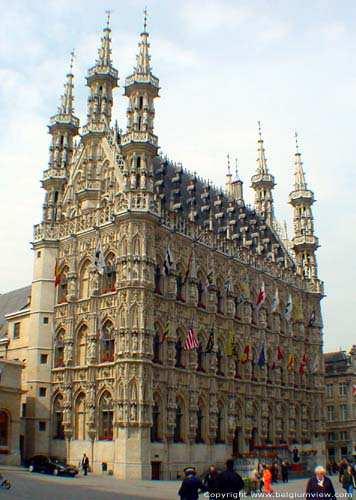 STADHUIS: Aan het stadhuis hangen veel vlagen van landen en aan