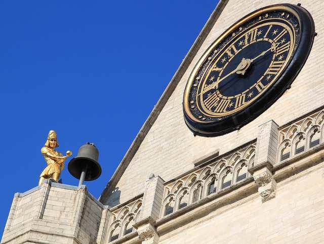 De originele preek stoel werd verkocht tijdens de Franse revolutie. Vroeger stond er een Romaanse kerk voor de tijd van Sint Pieterskerk.