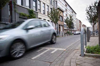 4. Eenrichtingsverkeer Blijde-Inkomststraat (uitgevoerd 2010) De Blijde-Inkomstraat werd in 2010 heraangelegd. De rijweg is versmald, de voetpaden zijn verbreed.