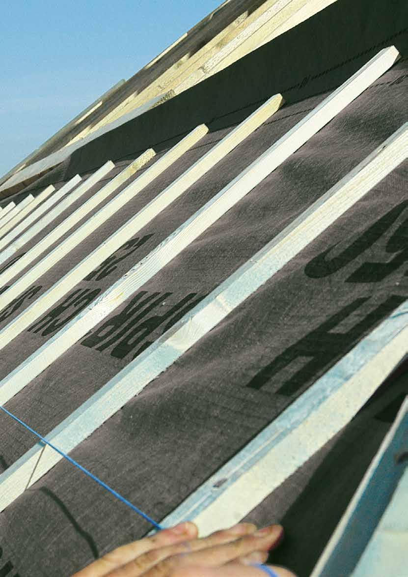Als totaalleverancier voor hellende dakbedekkingen, biedt Monier naast dakpannen ook systeemoplossingen aan voor alle zogenaamde dakknopen onder de vorm van een volledig gamma daksysteemcomponten.